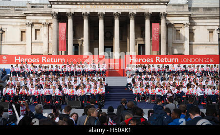 Trafalgar Square, Londra, Regno Unito. 18 ottobre, 2016. Team GB Rio Olimpici e Paralimpici atleti dato un eroe è il benvenuto nel cuore di Londra in un affollato Trafalgar Square. Credito: sportsimages/Alamy Live News. Foto Stock