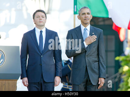 Washington DC, Stati Uniti d'America. 18 ottobre, 2016. Il Presidente degli Stati Uniti Barack Obama, destro, e il Primo Ministro Matteo Renzi d'Italia, sinistra, ascoltare la loro nazione inni nazionali durante un ufficiale cerimonia di arrivo in del primo ministro onore sul prato Sud della Casa Bianca di Washington, DC martedì, 18 ottobre 2016. © MediaPunch Inc/Alamy Live News Foto Stock