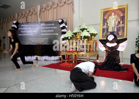 Bangkok, Tailandia. 18 ott 2016. Persone che pregano per la thai Re Bhumibol Adulyadej a Siriraj Hospital di Bangkok. Thailandia del Re Bhumibol Adulyadej è deceduto dopo una lunga malattia, il palazzo ha annunciato il 13 ottobre 2016. Credito: Piti un Sahakorn/Alamy Live News Foto Stock