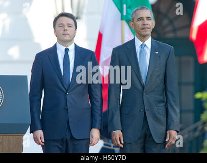 Washington DC, Stati Uniti d'America. 18 ottobre, 2016. Il Presidente degli Stati Uniti Barack Obama, destro, e il Primo Ministro Matteo Renzi d'Italia, sinistra, ascoltare la loro nazione inni nazionali durante un ufficiale cerimonia di arrivo in del primo ministro onore sul prato Sud della Casa Bianca di Washington, DC martedì, 18 ottobre 2016. © MediaPunch Inc/Alamy Live News Foto Stock