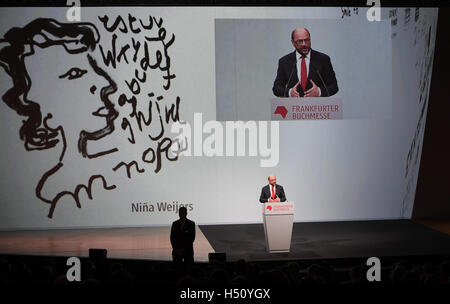 Geert Bourgeois, Ministropresidente del governo fiammingo, dà un discorso alla Fiera del Libro di Francoforte in Frankfurt am Main, Germania, 18 ottobre 2016. Alcuni 7000 case editrici parteciperà alla fiera, il più grande del suo genere in tutto il mondo, tra il 19.10.16 e 23.10.16. Le Fiandre e i Paesi Bassi sono gli ospiti speciali in questo anno la fiera. Foto: Arne Dedert/dpa Foto Stock