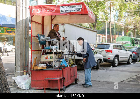 Un uomo prende le sue scarpe pulite in Città del Messico, Messico, 03 ottobre 2016. Foto: Candy Welz/dpa Foto Stock