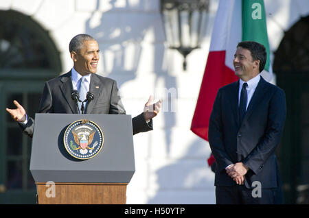 Washington, Distretto di Columbia, Stati Uniti d'America. Xviii oct, 2016. Il Presidente degli Stati Uniti Barack Obama fa commento come egli ospita una cerimonia di arrivo all'inizio di una visita ufficiale in onore del Primo Ministro Matteo Renzi, destra e la Sig.ra Agnese Landini dell'Italia sulla South Lawn della Casa Bianca a Washington. © Ron Sachs/CNP/ZUMA filo/Alamy Live News Foto Stock