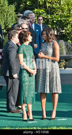 Washington DC, Stati Uniti d'America. 18 ottobre, 2016. La sig.ra Agnese Landinis, la moglie del Primo Ministro italiano, Matteo Renzi, e la First Lady Michelle Obama druing chat il arrivalceremony alla Casa Bianca motivi,seguita da osservazioni di apertura da parte del presidente Obama e il Primo Ministro Renzi, e il riesame delle truppe. Credito: Patsy Lynch/Alamy Live News Foto Stock