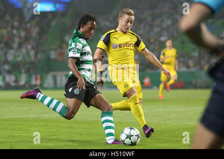 Lisbona, Portogallo. Xviii oct, 2016. Sporting di avanti Gelson Martins (L) vies con Dortmund di avanti Mario Gotze durante la UEFA Champions League Gruppo F partita di calcio Sporting CP vs Borussia Dortmund a Alvalade stadium di Lisbona, in Portogallo il 18 ottobre 2016. Foto: Pedro Fiuza Credito: Pedro Fiuza/ZUMA filo/Alamy Live News Foto Stock