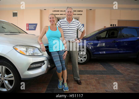 Florida, Stati Uniti d'America. Xviii oct, 2016. American Cancer Society strada del recupero volontari Sharon Baker e Steve Straus Martedì, 18 ottobre 2016. © Bruce R. Bennett/Palm Beach post/ZUMA filo/Alamy Live News Foto Stock