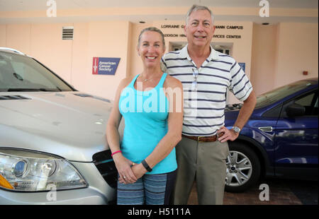 Florida, Stati Uniti d'America. Xviii oct, 2016. American Cancer Society strada del recupero volontari Sharon Baker e Steve Straus Martedì, 18 ottobre 2016. © Bruce R. Bennett/Palm Beach post/ZUMA filo/Alamy Live News Foto Stock