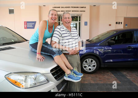 Florida, Stati Uniti d'America. Xviii oct, 2016. American Cancer Society strada del recupero volontari Sharon Baker e Steve Straus Martedì, 18 ottobre 2016. © Bruce R. Bennett/Palm Beach post/ZUMA filo/Alamy Live News Foto Stock