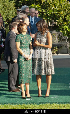 Washington DC, Ottobre 18, 2016 USA: La sig.ra Agnese Landinis, la moglie del Primo Ministro italiano, Matteo Renzi, e la First Lady Michelle Obama chat arrivo alla Casa Bianca motivi, seguita da osservazioni di apertura da parte del presidente Obama e il Primo Ministro Renzi, e il riesame delle truppe. Patsy Lynch/MediaPunch Foto Stock