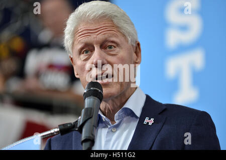 Blue Bell, Pennsyvlnia, STATI UNITI D'AMERICA. Xviii oct, 2016. L'ex Presidente Bill Clinton rally per Hillary Clinton a Montgomery County Community College, in Blue Bell, Pennsylvania, il 18 ottobre 2016. Credito: Bastiaan Slabbers/ZUMA filo/Alamy Live News Foto Stock