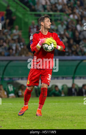 Lisbona, Portogallo. 18 ottobre, 2016. Il Borussia Dortmund Portiere svizzero Roman Burki (38) durante il gioco della UEFA Champions League, gruppo B, Sporting CP vs Borussia Dortmund Credito: Alexandre de Sousa/Alamy Live News Foto Stock