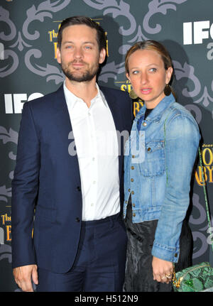 File. Xviii oct, 2016. TOBEY MAGUIRE e la moglie designer di gioielli, Jennifer Meyer hanno reciprocamente ha deciso di chiamare si chiude dopo 9 anni di matrimonio. Essi hanno due figli: figlia Ruby, 9, e il figlio di Otis, 7. Nella foto: 7 gennaio 2014 - Los Angeles, California, Stati Uniti - Tobey Maguire, Jennifer Meyer frequentando il Los Angeles Premiere di ''Il bottino di Babilonia" tenutosi presso la Directors Guild of America a Los Angeles, California. Immagine di credito: © D. lunga/Globe foto/ZUMAPRESS.com) Foto Stock