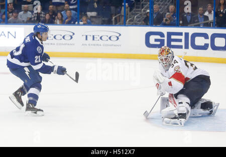 Tampa, Florida, Stati Uniti d'America. Xviii oct, 2016. DIRK SHADD | Orari.Tampa Bay Lightning centro Brayden punto (21) batte Florida Panthers goalie James Reimer (34) vincente per sparare fuori obiettivo a Amalie Arena a Tampa martedì sera (10/18/16) © Dirk Shadd/Tampa Bay volte/ZUMA filo/Alamy Live News Foto Stock