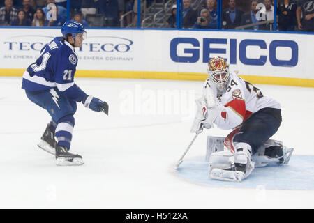 Tampa, Florida, Stati Uniti d'America. Xviii oct, 2016. DIRK SHADD | Orari.Tampa Bay Lightning centro Brayden punto (21) batte Florida Panthers goalie James Reimer (34) vincente per sparare fuori obiettivo a Amalie Arena a Tampa martedì sera (10/18/16) © Dirk Shadd/Tampa Bay volte/ZUMA filo/Alamy Live News Foto Stock