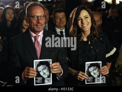 Roma. Xviii oct, 2016. Fine USA attore Gregory Peck figlio di Anthony Peck (L) e la figlia Cecilia Peck Voll prendere parte alla proiezione del film vacanza a Roma in Piazza di Spagna il 18 ottobre 2016 a Roma, Italia. Il ben noto film vacanza a Roma è stato proiettato il martedì a Piazza di Spagna a Roma per celebrare il centenario della nascita di Gregory Peck. © Jin Yu/Xinhua/Alamy Live News Foto Stock