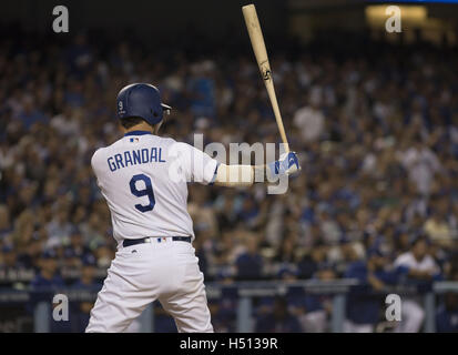 Los Angeles, CALIFORNIA, STATI UNITI D'AMERICA, STATI UNITI D'AMERICA. Xviii oct, 2016. Yasmani Grandal #9 del Los Angeles Dodgers in corrispondenza della piastra durante la partita contro i Chicago Cubs nel quarto inning di gioco tre del Campionato Nazionale serie A Dodger Stadium il 18 ottobre 2016 a Los Angeles, California.Los Angeles Dodgers ha vinto il gioco 6-0 a prendere il filo 2 giochi a 1 .ARMANDO ARORIZO Credito: Armando Arorizo/Prensa Internacional/ZUMA filo/Alamy Live News Foto Stock