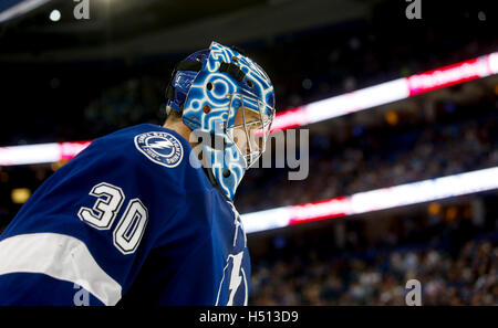 Tampa, Florida, Stati Uniti d'America. Xviii oct, 2016. DIRK SHADD | Orari.Tampa Bay Lightning goalie Ben Vescovo (30) durante la sosta in gioco durante il secondo periodo di azione a Amalie Arena a Tampa martedì sera (10/18/16) Credito: Dirk Shadd/Tampa Bay volte/ZUMA filo/Alamy Live News Foto Stock