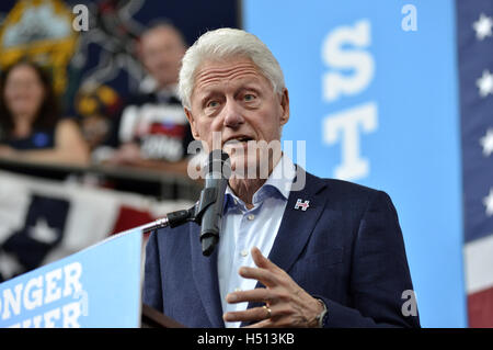 Blue Bell, Pennsyvlnia, STATI UNITI D'AMERICA. Xviii oct, 2016. L'ex Presidente Bill Clinton rally per Hillary Clinton a Montgomery County Community College, in Blue Bell, Pennsylvania. © Bastiaan Slabbers/ZUMA filo/Alamy Live News Foto Stock