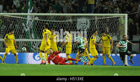 Lisbona, Portogallo. Xviii Apr, 2016. Bruno Cesar (R) di Sporting Lisbona festeggia dopo il punteggio contro il Borussia Dortmund durante la UEFA Champions League Gruppo F partita di calcio tra Sporting Lisbona e il Borussia Dortmund a José Alvalade stadium a Lisbona, Portogallo, 18 aprile 2016. Foto: Paulo Duarte/dpa/Alamy Live News Foto Stock