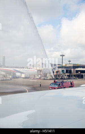 Cannone ad acqua salutare accogliente appena sbarcato Iberia airlines aeromobili battenti volo inaugurale IB6801 da Madrid, Spagna arrivando all'Aeroporto Internazionale di Narita di Tokyo, Giappone il 19 ottobre 2016 Credit: ImageNature, Alexander Belokurov / Alamy Foto Stock