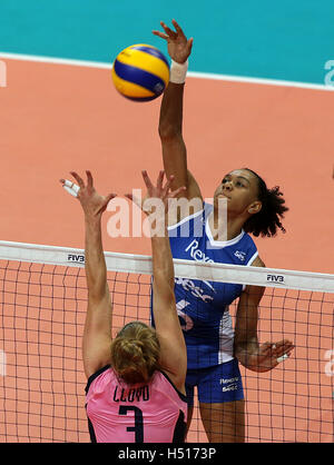 Pasay City, Filippine. Xix oct, 2016. Juciely Cristina Barreto (superiore) del Rio Rexona-Sesc compete contro Carli Lloyd di Pomi Casalmaggiore durante la FIVB Women's Club nel Campionato del Mondo 2016 in Pasay City, Filippine, Ottobre 19, 2016. Pomi Casalmaggiore ha vinto 3-2. © Rouelle Umali/Xinhua/Alamy Live News Foto Stock