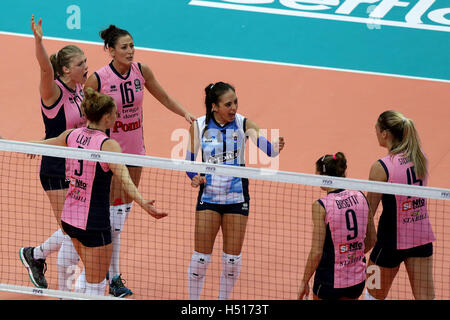 Pasay City, Filippine. Xix oct, 2016. I giocatori di Pomi Casalmaggiore celebrare dopo un goal contro Rexona-Sesc Rio durante la FIVB Women's Club nel Campionato del Mondo 2016 in Pasay City, Filippine, Ottobre 19, 2016. Pomi Casalmaggiore ha vinto 3-2. © Rouelle Umali/Xinhua/Alamy Live News Foto Stock