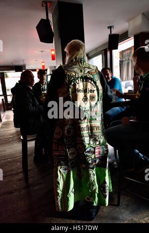 Glasgow, Scotland, Regno Unito. Il 19 ottobre, 2016. I fan di club tedesco Borussia Monchengladbach godetevi un drink in Maggie Mays pub di Glasgow prima di Champions League scontro con credito celtico: Tony Clerkson/Alamy Live News Foto Stock