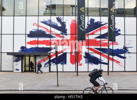 Strand, Londra, Regno Unito. Il 19 ottobre 2016. Coutts Bank ha una gigantesca Union Jack flag attraverso le finestre. © Matthew Chattle/Alamy Live Foto Stock