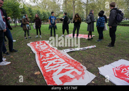 Londra, Inghilterra, Regno Unito. Xix oct, 2016. Gli studenti in possesso di una protesta marzo a 'unirsi agli studenti" contro affitto aumentato del 56% dal 2009 con campi di Russell Square, Londra, Regno Unito. Credito: Vedere Li/Alamy Live News Foto Stock