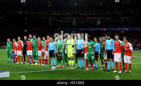 Emirates Stadium, Londra, Regno Unito. Xix oct, 2016. La UEFA Champions League. Arsenal contro PFC Ludogorets Razgrad. Entrambe le squadre si riuniscono prima di kick off Credit: Azione Plus sport/Alamy Live News Foto Stock