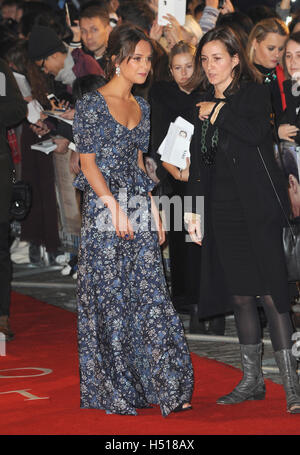 Londra, UK, UK. Xix oct, 2016. Alicia Vikander assiste la premiere europeo di 'la luce tra gli oceani' a Curzon Mayfair. Credito: Ferdaus Shamim/ZUMA filo/Alamy Live News Foto Stock