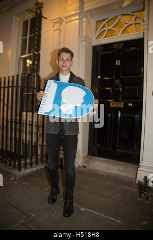 Londra, Regno Unito. Xix oct, 2016. Il cantante James McVey che posano per una foto al di fuori 11 di Downing Street per celebrare diciassette anni del Premio Diana. Questo premio, istituito in memoria della Principessa Diana, oggi ha il supporto di entrambi i suoi figli del duca di Cambridge e il principe Harry. Foto data: mercoledì, 19 ottobre 2016. Credito: Roger Garfield/Alamy Live News Foto Stock