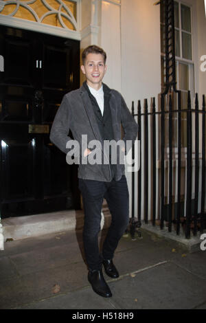 Londra, Regno Unito. Xix oct, 2016. Il cantante James McVey che posano per una foto al di fuori 11 di Downing Street per celebrare diciassette anni del Premio Diana. Questo premio, istituito in memoria della Principessa Diana, oggi ha il supporto di entrambi i suoi figli del duca di Cambridge e il principe Harry. Foto data: mercoledì, 19 ottobre 2016. Credito: Roger Garfield/Alamy Live News Foto Stock