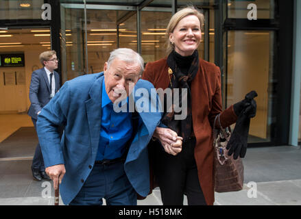 Alta Corte, Fetter Lane. Pic mostra Sir Terence Conran e sua moglie Vicki lasciando l Alta Corte. Restauranter Des Gunewardena è citato in giudizio il gruppo Conran per £ 3 milioni di euro per azioni Credito: PAOLO GROVER/Alamy Live News Foto Stock