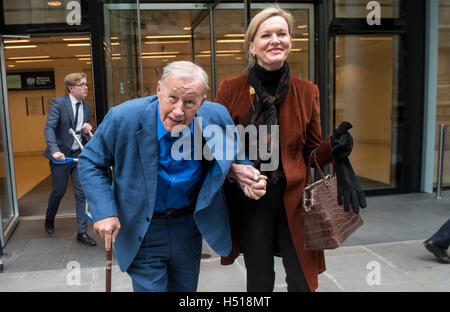 Alta Corte, Fetter Lane. Pic mostra Sir Terence Conran e sua moglie Vicki lasciando l Alta Corte. Restauranter Des Gunewardena è citato in giudizio il gruppo Conran per £ 3 milioni di euro per azioni Credito: PAOLO GROVER/Alamy Live News Foto Stock