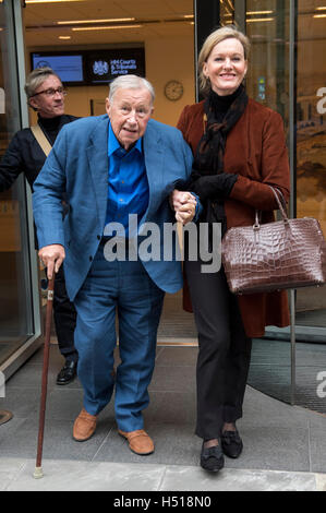 Alta Corte, Fetter Lane. Pic mostra Sir Terence Conran e sua moglie Vicki lasciando l Alta Corte. Restauranter Des Gunewardena è citato in giudizio il gruppo Conran per £ 3 milioni di euro per azioni Credito: PAOLO GROVER/Alamy Live News Foto Stock