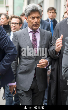 Alta Corte, Fetter Lane. Pic mostra Restauranter Des Gunewardena leavingthe Alta Corte ha citato in giudizio il gruppo Conran per £ 3 milioni di euro per azioni Credito: PAOLO GROVER/Alamy Live News Foto Stock