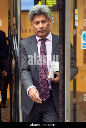 Alta Corte, Fetter Lane. Pic mostra Restauranter Des Gunewardena leavingthe Alta Corte ha citato in giudizio il gruppo Conran per £ 3 milioni di euro per azioni Credito: PAOLO GROVER/Alamy Live News Foto Stock