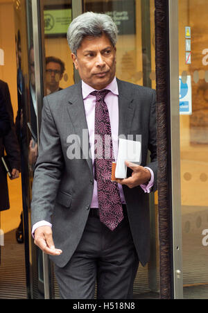 Alta Corte, Fetter Lane. Pic mostra Restauranter Des Gunewardena leavingthe Alta Corte ha citato in giudizio il gruppo Conran per £ 3 milioni di euro per azioni Credito: PAOLO GROVER/Alamy Live News Foto Stock