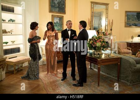 Washington DC, Stati Uniti d'America. Xviii oct, 2016. Stati Uniti Il presidente Barack Obama ha colloqui con il Primo Ministro italiano Matteo Renzi e la First Lady Michelle Obama chat con Agnese Landini nella camera gialla prima della cena di Stato alla Casa Bianca Ottobre 18, 2016 a Washington, DC. Credito: Planetpix/Alamy Live News Foto Stock