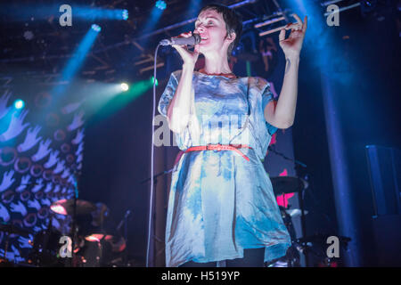 Londra, Regno Unito. Il 19 ottobre, 2016. Channy Leaneagh della Polica esegue al Roundhouse il 19 ottobre 2016 a Londra, Inghilterra. Credito: Michael Jamison/Alamy Live News Foto Stock