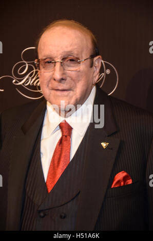 NEW YORK, NY - ottobre 19:Clive Davis assiste il mantenere un bambino vivo del XIII annuale di palla nera in onore di Clive Davis e celebrare lo spirito degli anni ottanta attivismo presso la sala da ballo Hammerstein Mercoledì, Ottobre 19, 2016 a New York. Credito: Raymond Hagans/MediaPunch Foto Stock