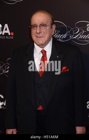 NEW YORK, NY - ottobre 19:Clive Davis assiste il mantenere un bambino vivo del XIII annuale di palla nera in onore di Clive Davis e celebrare lo spirito degli anni ottanta attivismo presso la sala da ballo Hammerstein Mercoledì, Ottobre 19, 2016 a New York. Credito: Raymond Hagans/MediaPunch Foto Stock