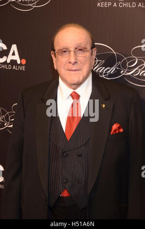 NEW YORK, NY - ottobre 19:Clive Davis assiste il mantenere un bambino vivo del XIII annuale di palla nera in onore di Clive Davis e celebrare lo spirito degli anni ottanta attivismo presso la sala da ballo Hammerstein Mercoledì, Ottobre 19, 2016 a New York. Credito: Raymond Hagans/MediaPunch Foto Stock