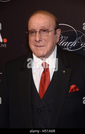 NEW YORK, NY - ottobre 19:Clive Davis assiste il mantenere un bambino vivo del XIII annuale di palla nera in onore di Clive Davis e celebrare lo spirito degli anni ottanta attivismo presso la sala da ballo Hammerstein Mercoledì, Ottobre 19, 2016 a New York. Credito: Raymond Hagans/MediaPunch Foto Stock