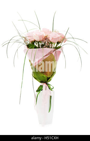 Fiore coloratissimo bouquet di rose rosa in vaso bianco isolato su sfondo bianco. Foto Stock
