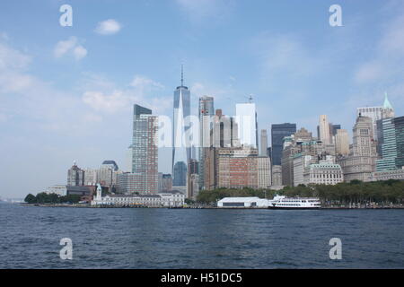 New York skyline della città dalla Statua della Libertà ferry bellissima vista dell'Empire State Foto Stock