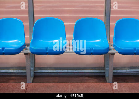 Stadium sedi per sostituti e trainer in un campo di calcio Foto Stock