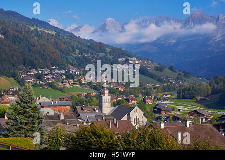 Vista sulla città di Le Grand Bornand con la Chaine des Aravis in distanza. Alta Savoia, Francia. Foto Stock