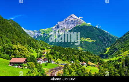 Vista di Gurtnellen, un villaggio nelle Alpi svizzere, cantone di Uri Foto Stock